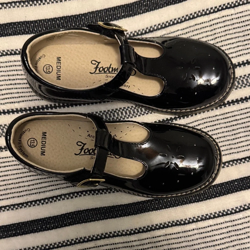 FootMates Girls Black Patent T-Strap Dress Shoes - Picture 3 of 4